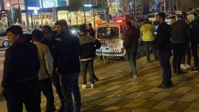 Ehliyetsiz sürücünün çarptığı iki gençten biri öldü